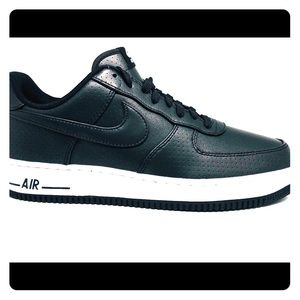 New Nike Air Force 1 ‘07 blk/white size 11